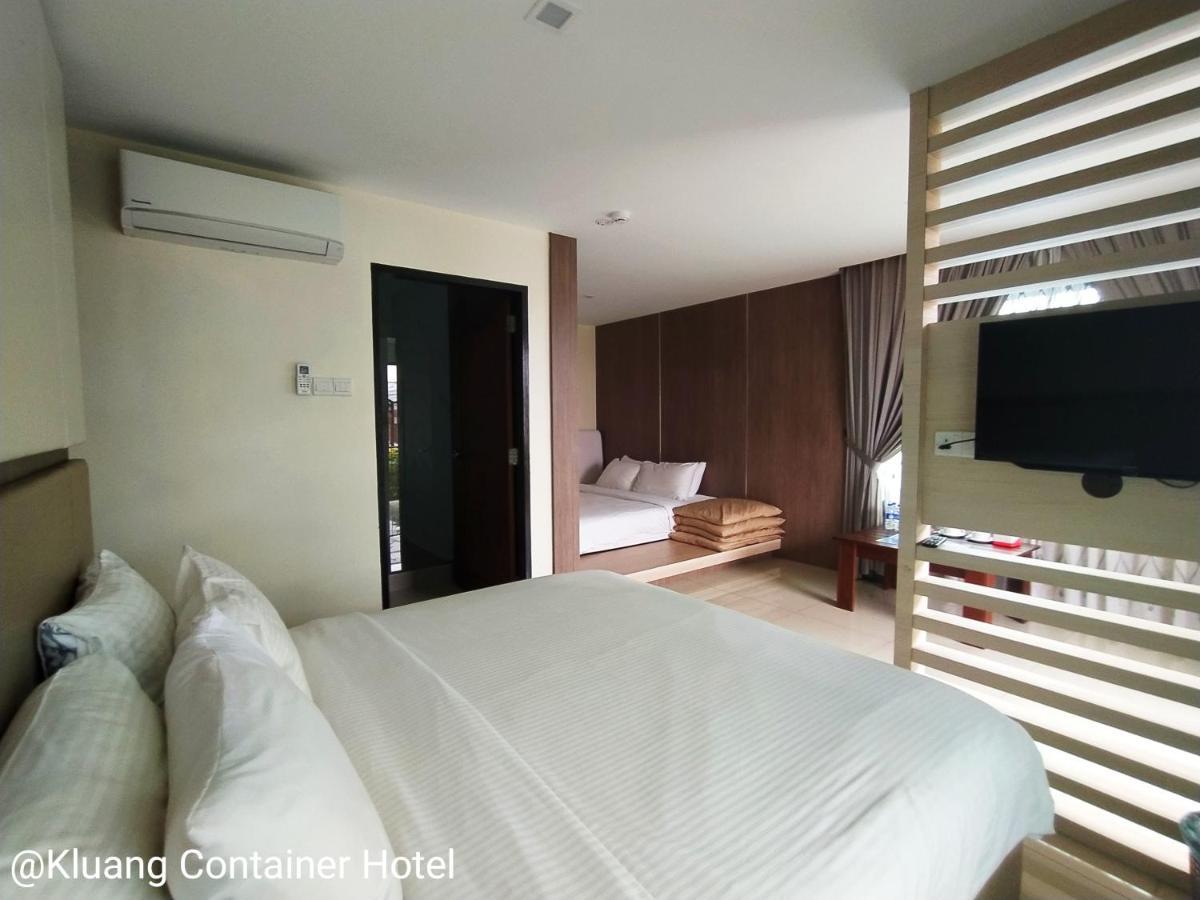 Kluang Container Swimming Pool Hotel Exterior foto